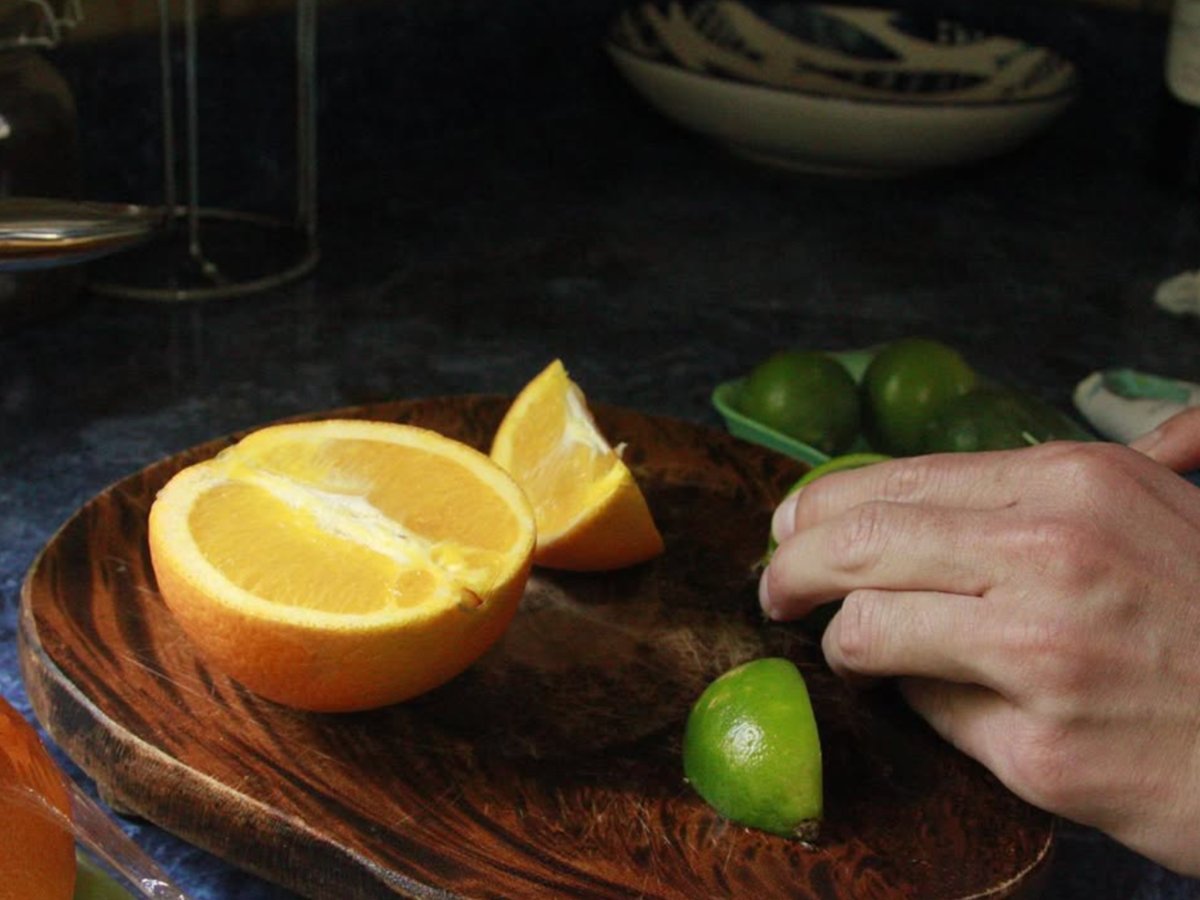 Chinas y limones cortados sobre una tabla de madera